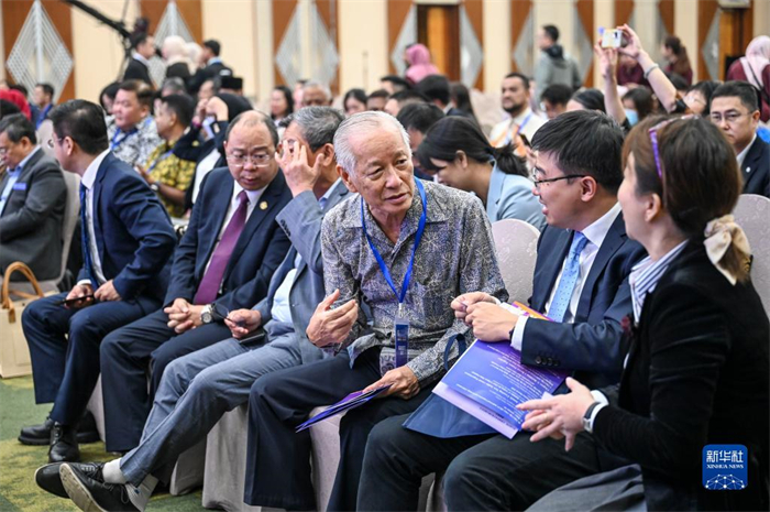 10月21日，在馬來西亞行政首都普特拉賈亞，嘉賓在第五屆中國—東盟視聽周開幕活動上交談。新華社記者 程一恒 攝