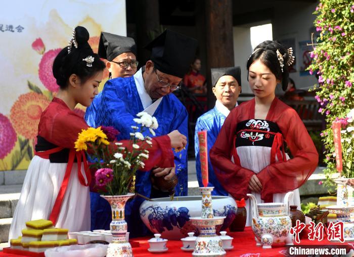 資料圖：圖為傳統(tǒng)重陽祭酒儀式?！蚊?攝