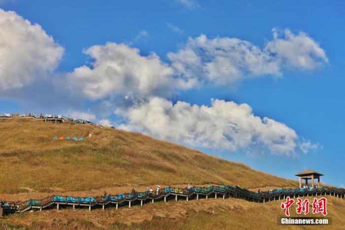 資料圖：圖為江西武功山高山草甸旁的登山步道，游客在登山。 劉力鑫 攝