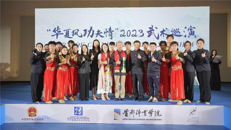 張益明大使與首都體育學(xué)院藝術(shù)團(tuán)合影。中國(guó)駐阿聯(lián)酋大使館供圖