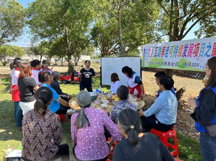 10月23日，廣東韶關(guān)農(nóng)村的互助養(yǎng)老探索，結(jié)合仁化縣董塘鎮(zhèn)新龍村的重陽節(jié)活動(dòng)，將村支書、婦女主任、項(xiàng)目管理人員、新龍村助老員、村民志愿者、健康熱心的老人聚集在一起。 受訪者供圖