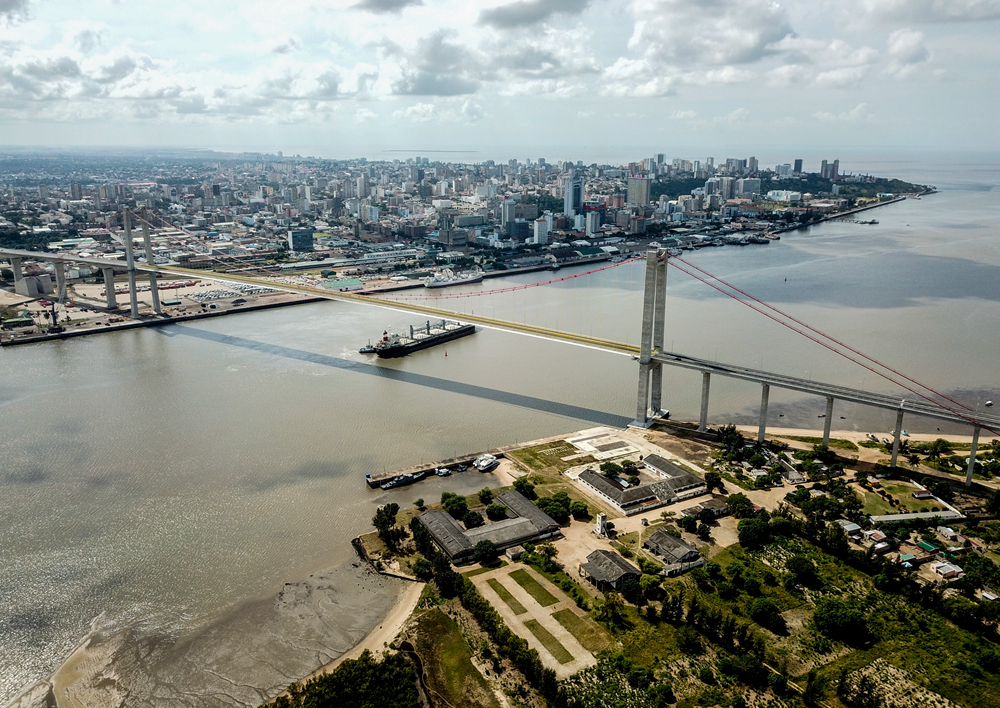 這是2019年4月8日在莫桑比克首都馬普托拍攝的馬普托大橋（無人機照片）。新華社記者 張宇 攝