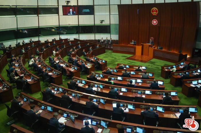 李家超在立法會(huì)宣讀新一份施政報(bào)告。圖片來源：香港“點(diǎn)新聞” 麥鈞杰 攝