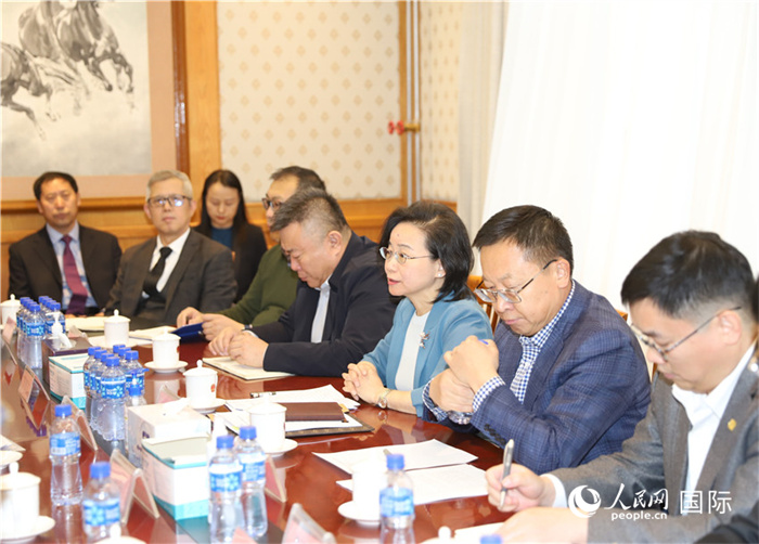 1.2023年10月30日，沈敏娟（右三）大使與中企代表座談。人民網(wǎng)記者 霍文攝