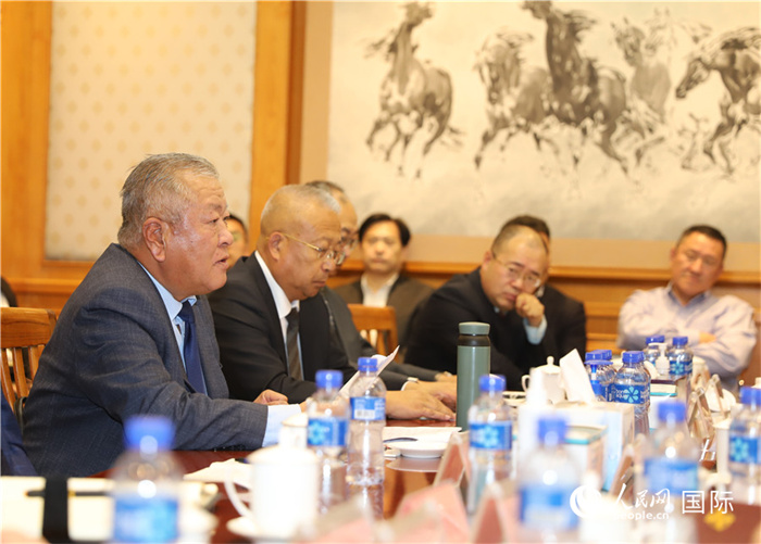 2.2023年10月30日，張義波（左一）會長匯報商會工作情況。人民網(wǎng)記者 霍文攝
