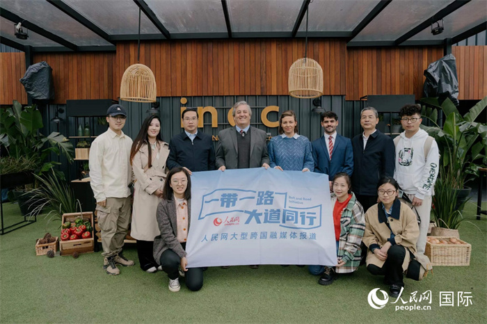 在烏拉圭第118屆普拉多牧農(nóng)業(yè)國際博覽會上，烏拉圭國家肉類協(xié)會主席與人民網(wǎng)記者合影。人民網(wǎng)記者 張若涵攝