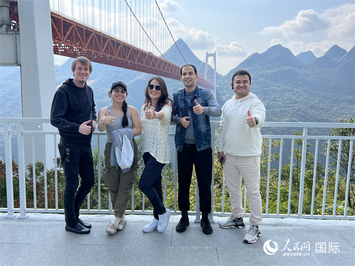 歐亞國家記者在壩陵河大橋下合影，并給大橋“點贊”。人民網(wǎng) 花放攝