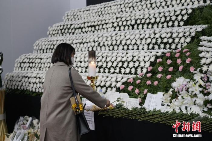 當(dāng)?shù)貢r(shí)間11月1日23時(shí)45分許，韓國(guó)民眾在位于首爾廣場(chǎng)的集體焚香所悼念梨泰院踩踏事故遇難者。 <a target='_blank' href='/'><p  align=