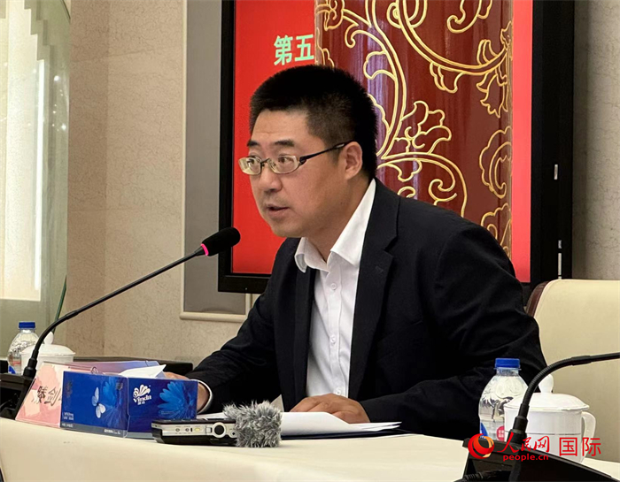 10月31日，歐美同學(xué)會(huì)副秘書(shū)長(zhǎng)滕劍峰在第五屆中法文化論壇媒體吹風(fēng)會(huì)上講話(huà)。（人民網(wǎng) 謝瑩攝）