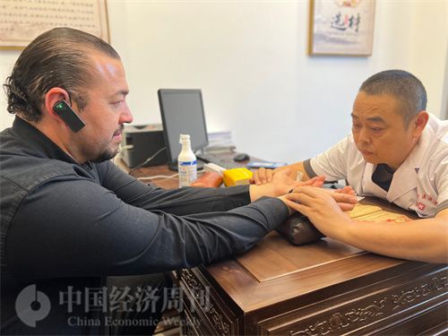   （外媒記者走進(jìn)中醫(yī)堂，問(wèn)診中醫(yī)名師。中國(guó)經(jīng)濟(jì)周刊記者 郭志強(qiáng)攝）