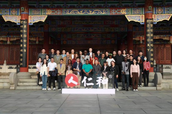 2023“一帶一路”媒體合作論壇聯(lián)合采訪團參觀仁和集團。（受訪者供圖）