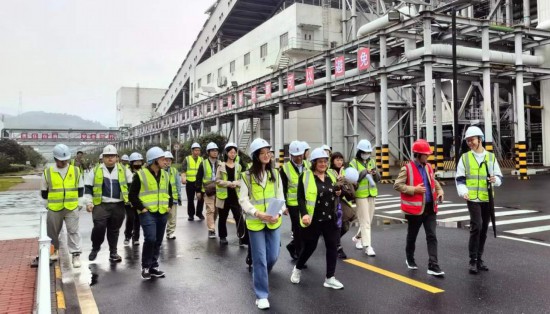   2023“一帶一路”媒體合作論壇聯(lián)合采訪團(tuán)走進(jìn)國家電投江西公司分宜電廠廠區(qū)。（本報記者 周歡攝）