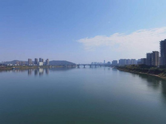　　10月24日，在清水塘大橋景觀通道上拍攝的湘江景色。本報(bào)記者 常雯宜攝