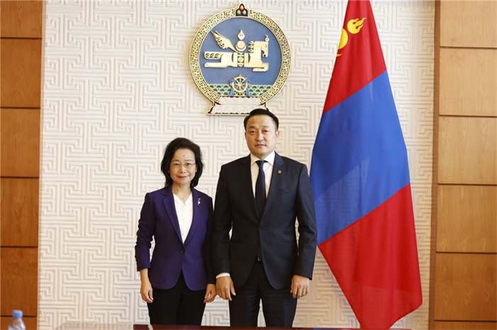 10月31日，中國駐蒙古國大使沈敏娟到任拜會蒙政府辦公廳主任兼蒙古人民黨總書記阿瑪爾巴伊斯格楞（右）。中國駐蒙古使館供圖