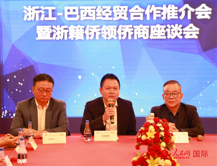 中國駐里約代總領(lǐng)事王尉育（中）在活動中致辭。人民網(wǎng)記者 陳海琪攝