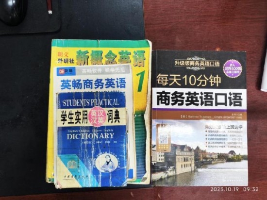  胡振興學(xué)習(xí)英語所用的資料。（圖片由受訪者提供）