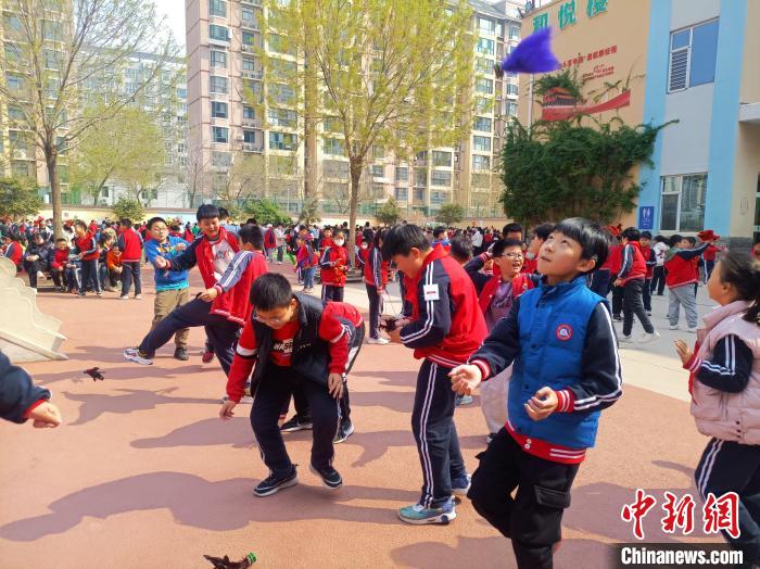資料圖：小學(xué)生在大課間踢毽子。黃建 攝