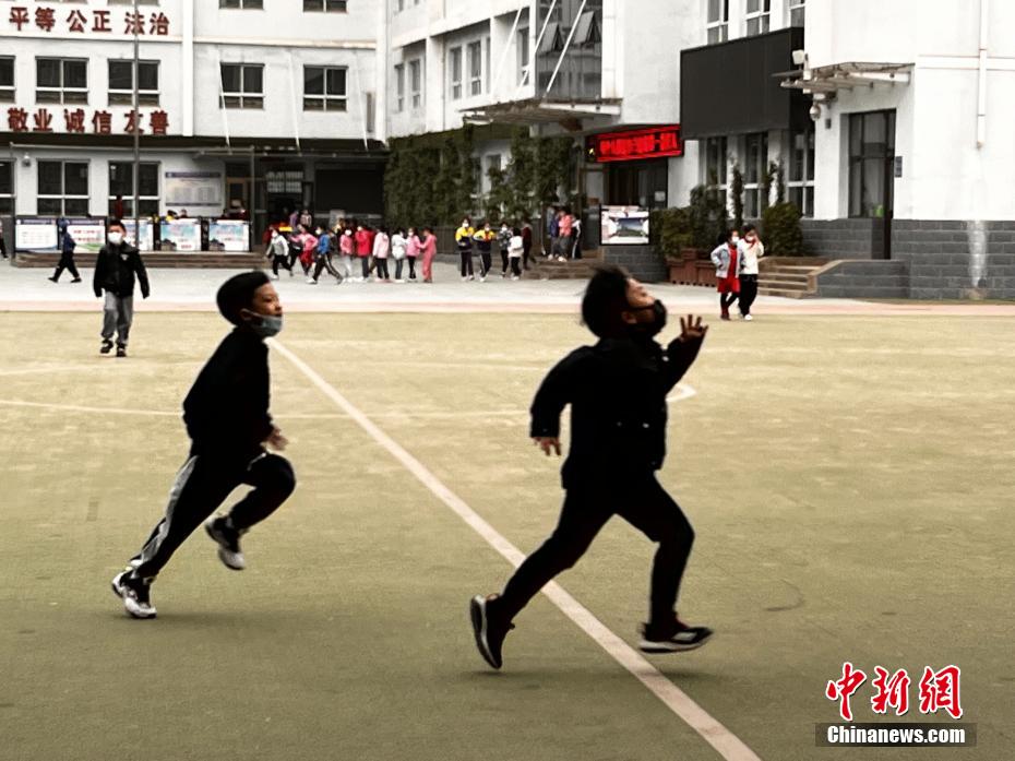 資料圖：學(xué)生們在課間玩耍。