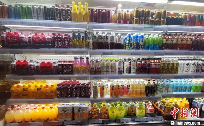 某超市的飲料區(qū)。 <a target='_blank' href='/' ><p  align=