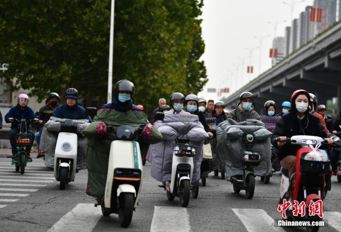 11月3日，河北石家莊迎降溫天氣，市民“捂”裝出行。 <a target='_blank' href='/'><p  align=