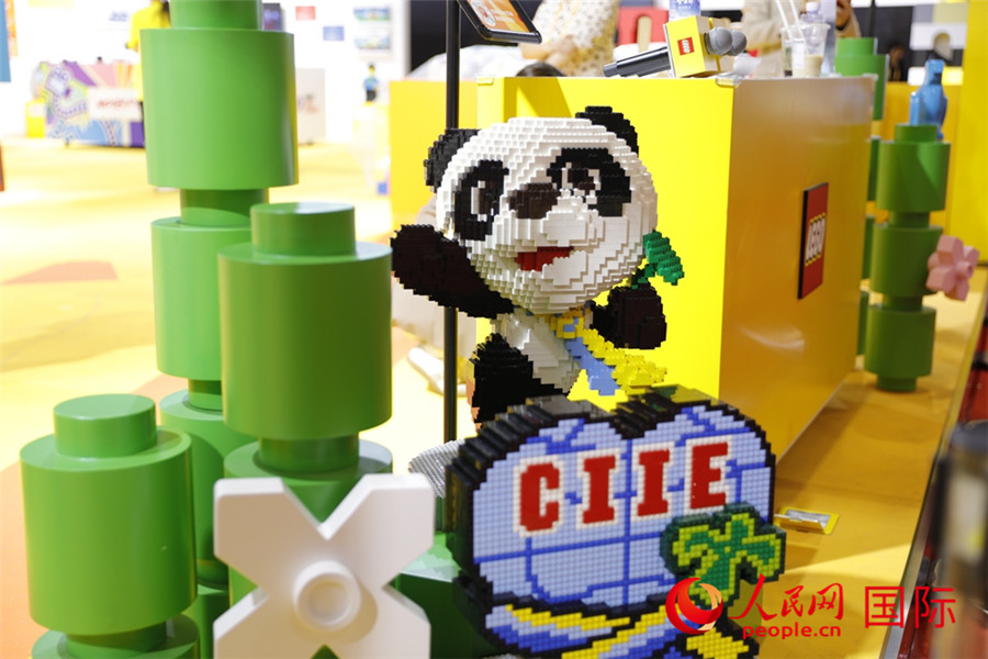 11月5日，消費(fèi)品展區(qū)展出的進(jìn)博會(huì)吉祥物進(jìn)寶造型積木。人民網(wǎng)記者 李美玉攝