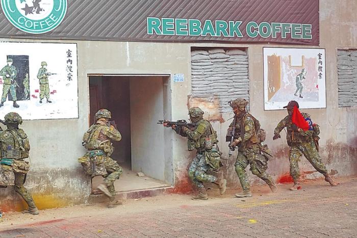 圖為2022年臺陸軍步訓部學員模擬城鎮(zhèn)戰(zhàn)。圖片來源：臺灣《中國時報》。