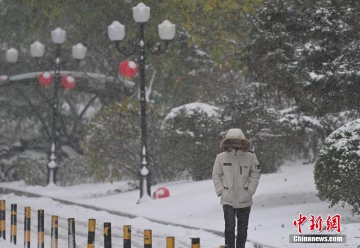 圖為市民在雪中出行。 <a target='_blank' href='/' ><p  align=