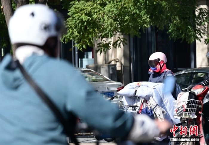 石家莊街頭，市民紛紛穿上厚厚的外套“捂”裝前行。 <a target='_blank' href='/'><p  align=