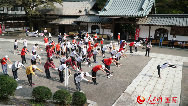 開跑前，中日青少年一起做熱身運動。人民網(wǎng) 蔣曉辰攝