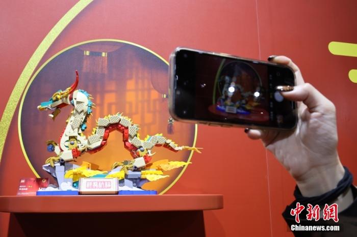 第六屆中國(guó)國(guó)際進(jìn)口博覽會(huì)舉行，消費(fèi)品展區(qū)展出以生肖龍為題材的中國(guó)元素產(chǎn)品。<a target='_blank' href='/'><p  align=