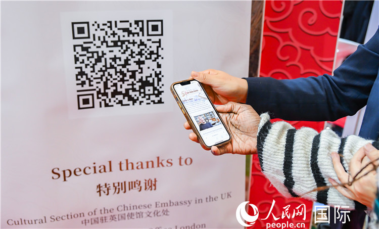 觀眾掃碼《我們的中國故事》系列視頻。人民網(wǎng) 郭錦標(biāo)攝