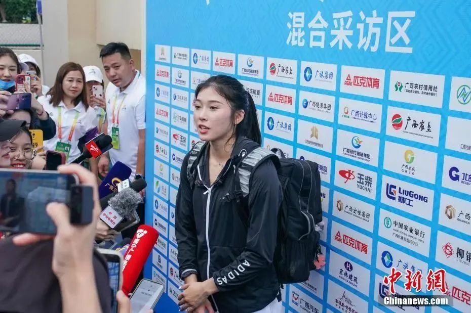 圖為吳艷妮在10日比賽結(jié)束后接受媒體采訪。陳冠言 攝