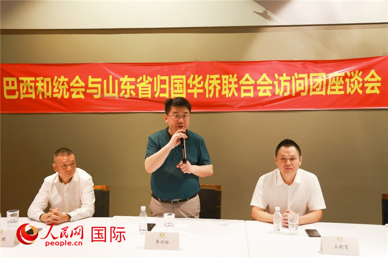 中國(guó)僑聯(lián)副主席、山東省僑聯(lián)主席李興鈺（中）在座談會(huì)上致辭。人民網(wǎng)記者 陳海琪攝