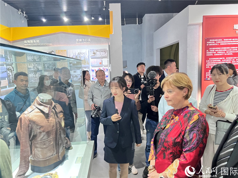 飛虎隊(duì)指揮官陳納德將軍外孫女嘉蘭惠（右）在參觀昆明市博物館展示的文物。人民網(wǎng) 趙瞳攝