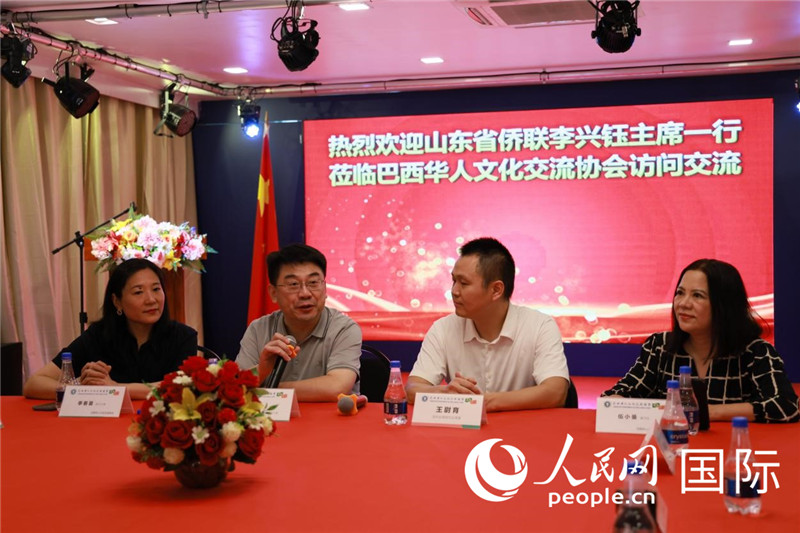 山東省僑聯(lián)主席李興鈺（左二）和與會僑領(lǐng)座談。人民網(wǎng)記者宋亦然攝