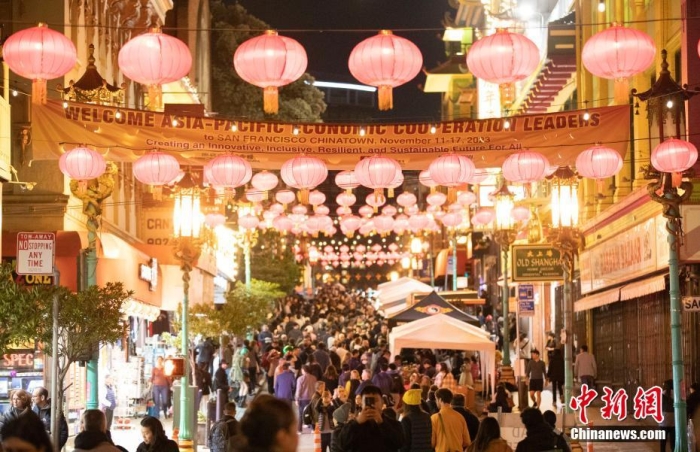 當(dāng)?shù)貢r(shí)間11月10日，美國舊金山唐人街夜市人頭攢動。亞太經(jīng)合組織(APEC)第三十次領(lǐng)導(dǎo)人非正式會議將在舊金山舉行，當(dāng)?shù)靥迫私钟?jì)劃舉辦包括夜市在內(nèi)的多場活動，以吸引與會者、游客和市民的光顧。<a target='_blank' href='/'><p  align=