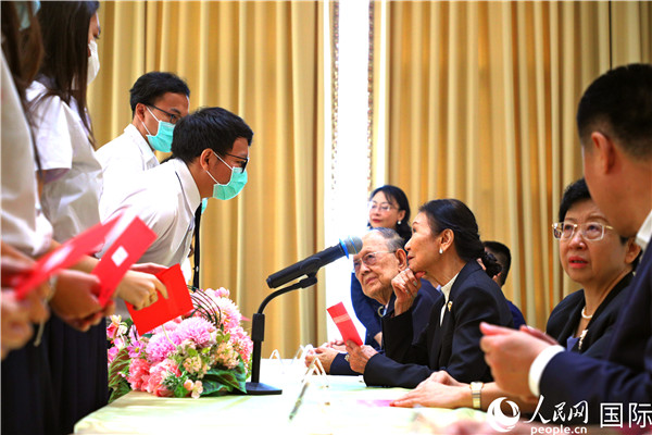 圖為獎助學金頒發(fā)現(xiàn)場。人民網(wǎng)記者 白元琪攝