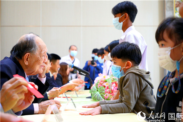 圖為獎助學金頒發(fā)現(xiàn)場。人民網(wǎng)記者 白元琪攝