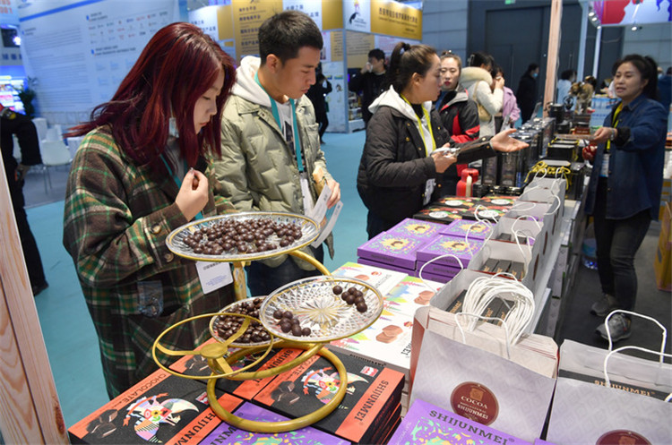 11月16日，觀眾在第七屆絲博會(huì)印度尼西亞展位上參觀選購(gòu)食品。新華社記者 邵瑞 攝