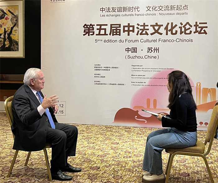 法國前總理、法國展望與創(chuàng)新基金會主席讓-皮埃爾·拉法蘭接受人民網的采訪。（國際在線供圖）