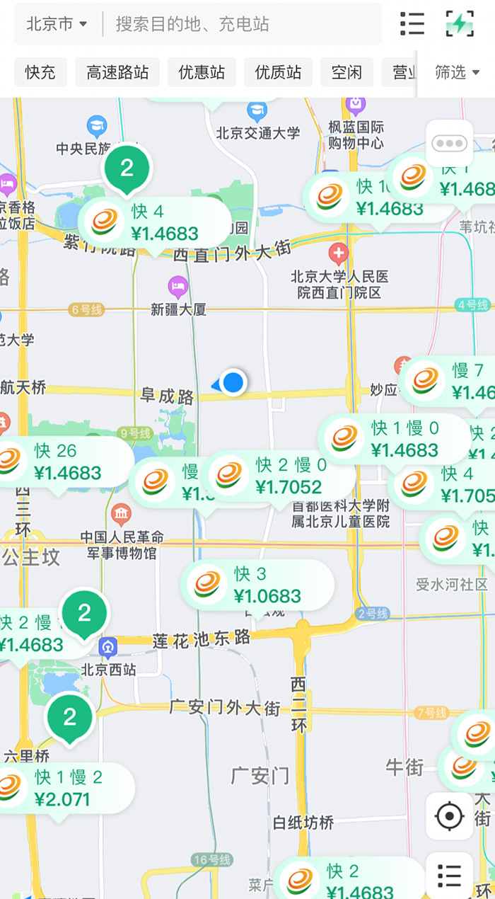 中新財經(jīng)查詢相關(guān)充電APP發(fā)現(xiàn)，電價平峰時段，快充樁的價格普遍在1.4元度左右。