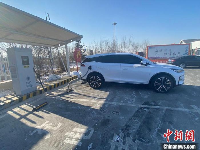 資料圖：新能源汽車正在充電?！±畹?攝
