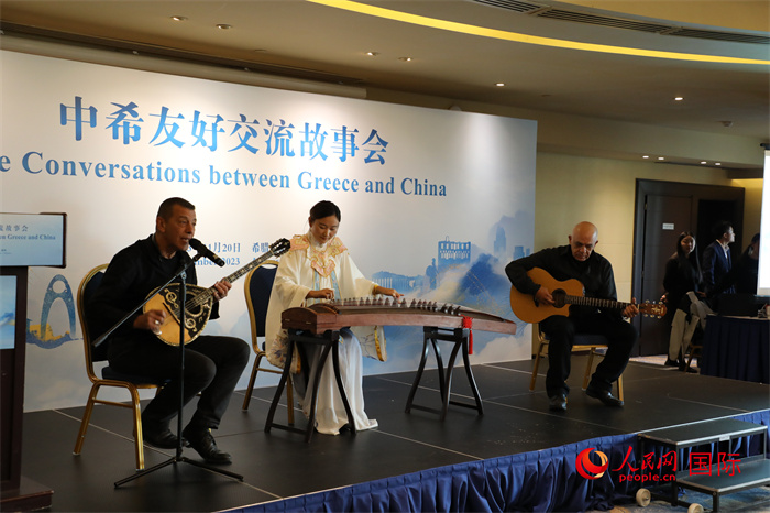 中希藝術(shù)家用古箏和布祖基琴演奏希臘著名歌曲《比雷埃夫斯的孩子》。 人民網(wǎng)記者 謝亞宏攝