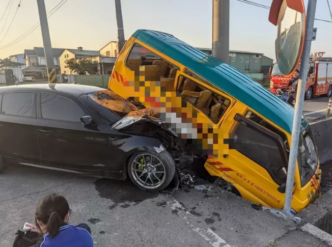 托兒所校車被轎車從側(cè)邊撞上，車體嚴(yán)重毀損。圖片來源：臺(tái)灣《聯(lián)合報(bào)》民眾供圖