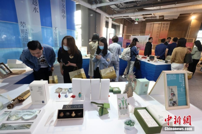 9月28日，“一帶一路，文明之橋”圖書文創(chuàng)展在北京圖書大廈開幕，圖為觀眾參觀展覽。<a target='_blank' href='/'><p  align=