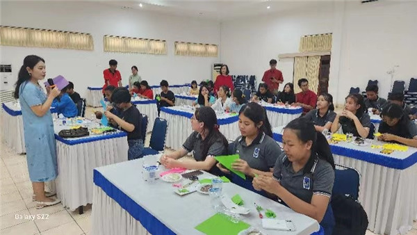 巴陵康孔子學院中方院長朱敏霞講解中國的二十四節(jié)氣。主辦方供圖