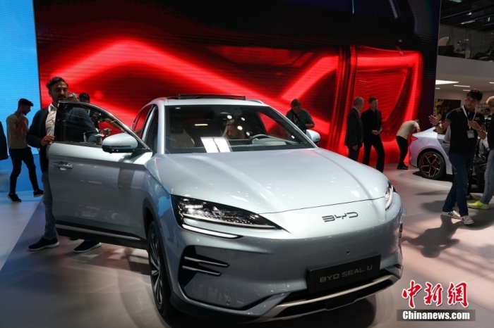 2023年德國(guó)國(guó)際汽車(chē)及智慧出行博覽會(huì)(IAA mobility)(亦簡(jiǎn)稱(chēng)慕尼黑國(guó)際車(chē)展)將于9月5日正式開(kāi)幕。在9月4日舉行的媒體日，記者看到諸品牌紛紛攜“拳頭”產(chǎn)品亮相。圖為當(dāng)日比亞迪SEAL U在歐洲首秀。<a target='_blank' href='/'><p  align=
