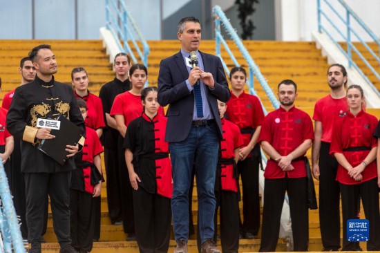 12月2日，希臘文化部副部長(zhǎng)赫里斯托斯·季馬斯（中）在希臘雅典圣誕劇場(chǎng)舉行的“中希國(guó)際戲劇節(jié)”開幕式上講話。新華社發(fā)（馬里奧斯·羅洛斯攝）