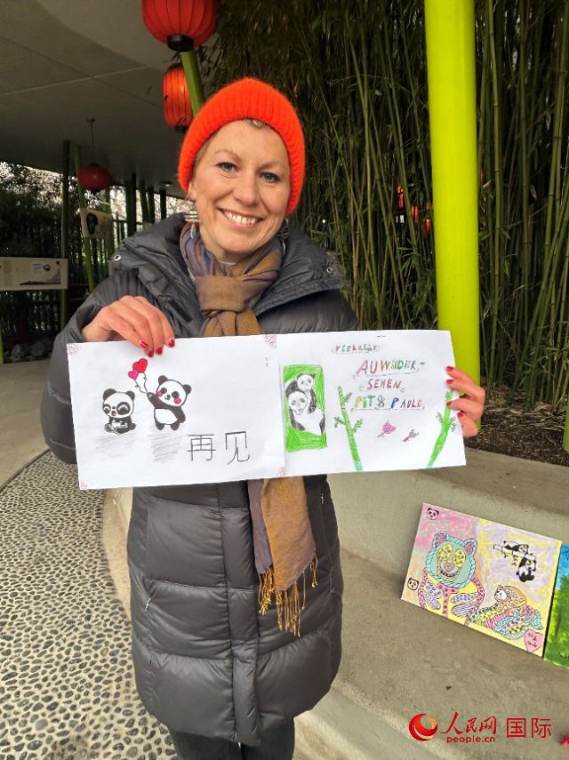桑德拉和德國小朋友們的作品。右圖寫著“祝福好運(yùn)，再見 Pit和Paule（“夢(mèng)想”“夢(mèng)圓”的德語名字）”。人民網(wǎng)記者 徐馨攝