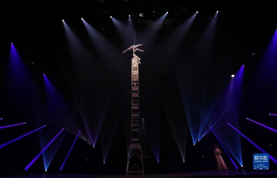 12月8日，演員在法國巴黎舉行的中國雜技“奇妙之夜”演出上表演《高椅》。新華社記者 高靜 攝